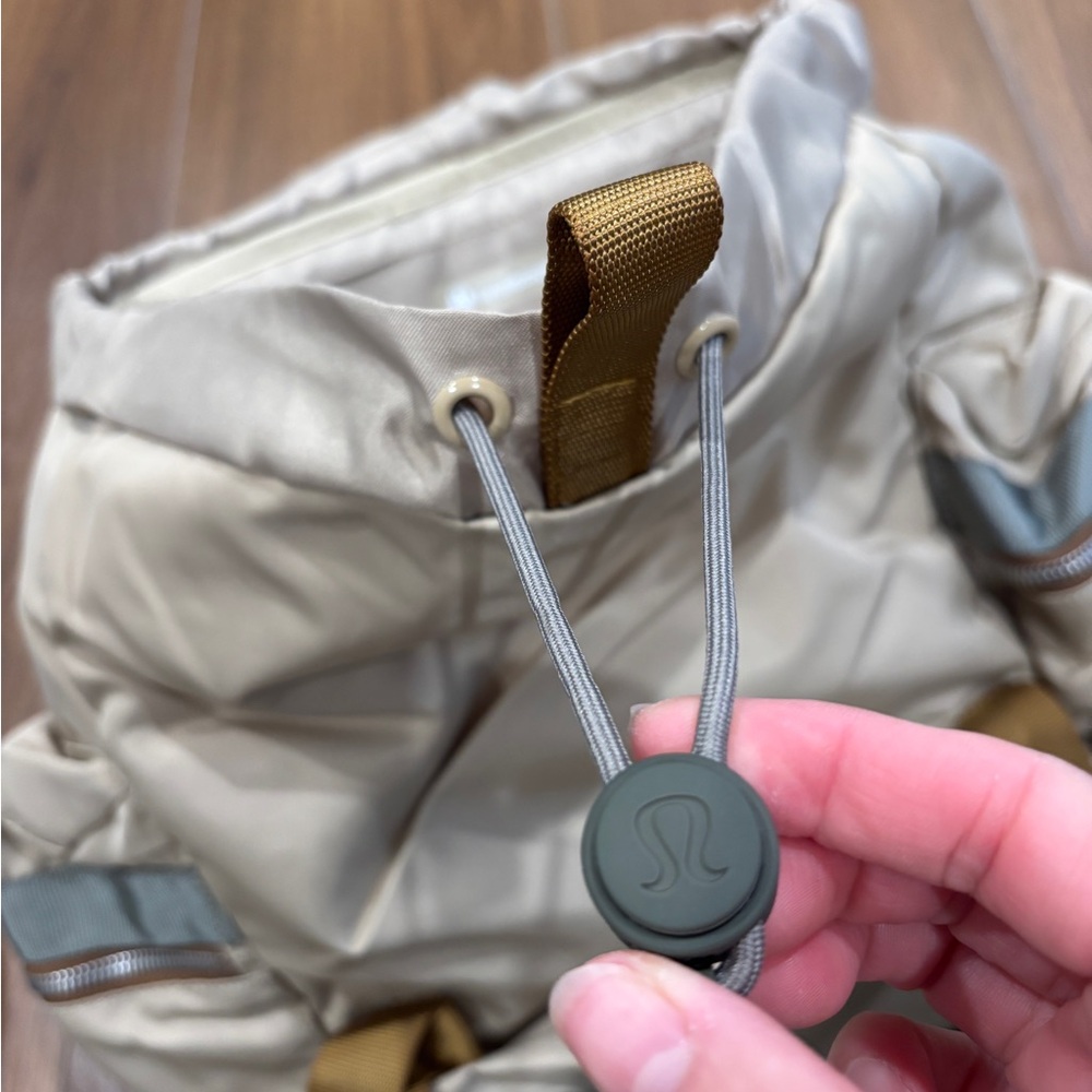Lululemon Wunderlust Backpack Mini 14L Tan khaki - Picture 9 of 10